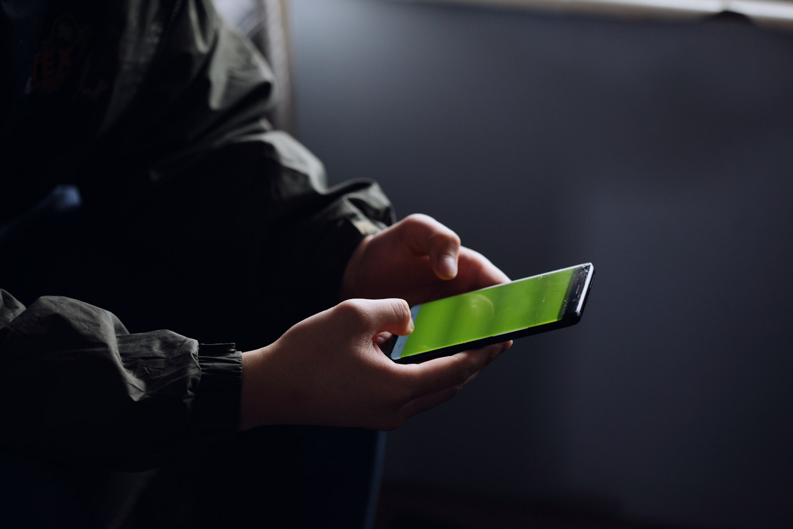Application en cours d'utilisation sur un téléphone tenu en main