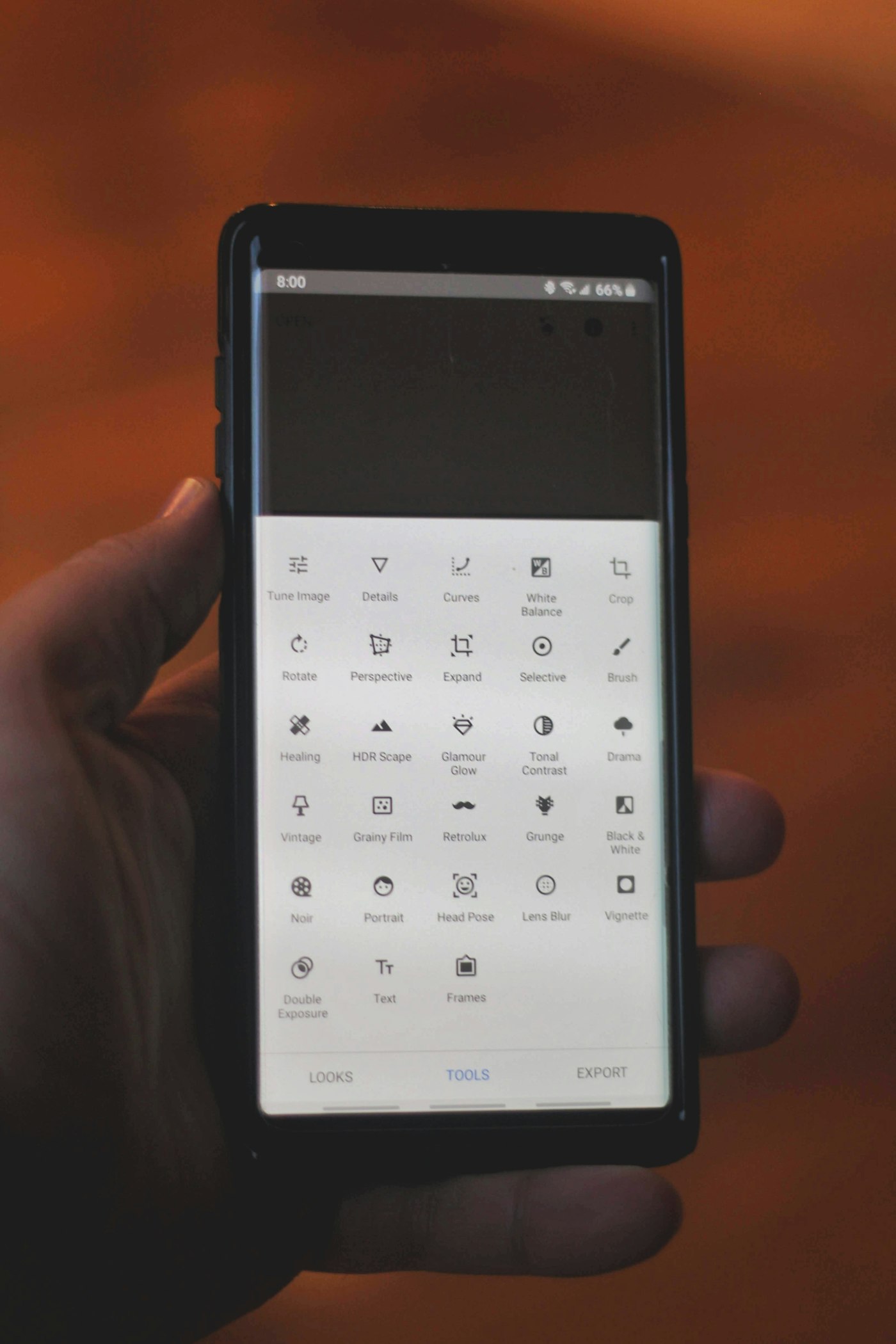 Écran de téléphone affichant une grille d'applications