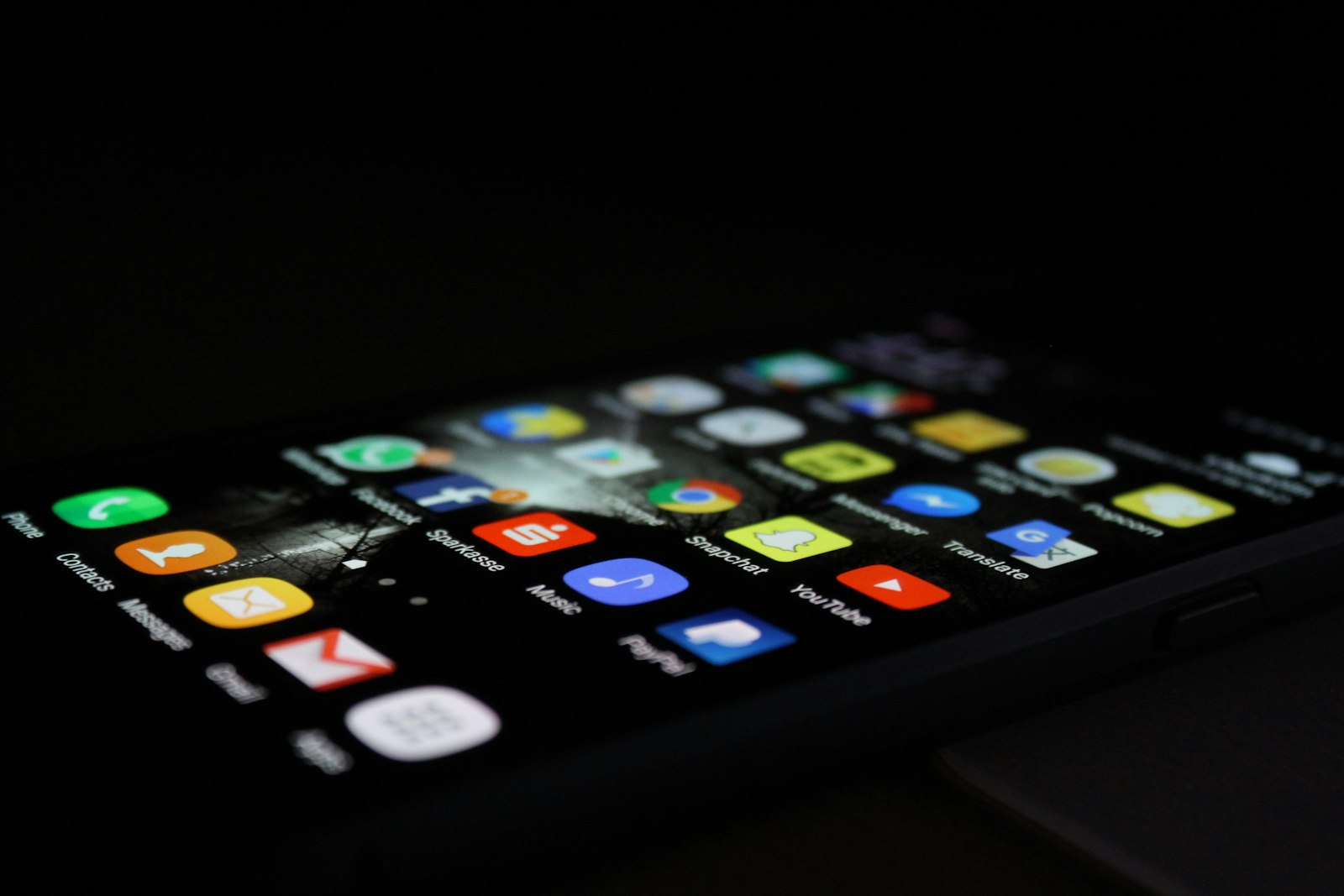 Téléphone posé sur un plan de travail